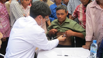 Junge vietnamesische Ärzte helfen Fischern